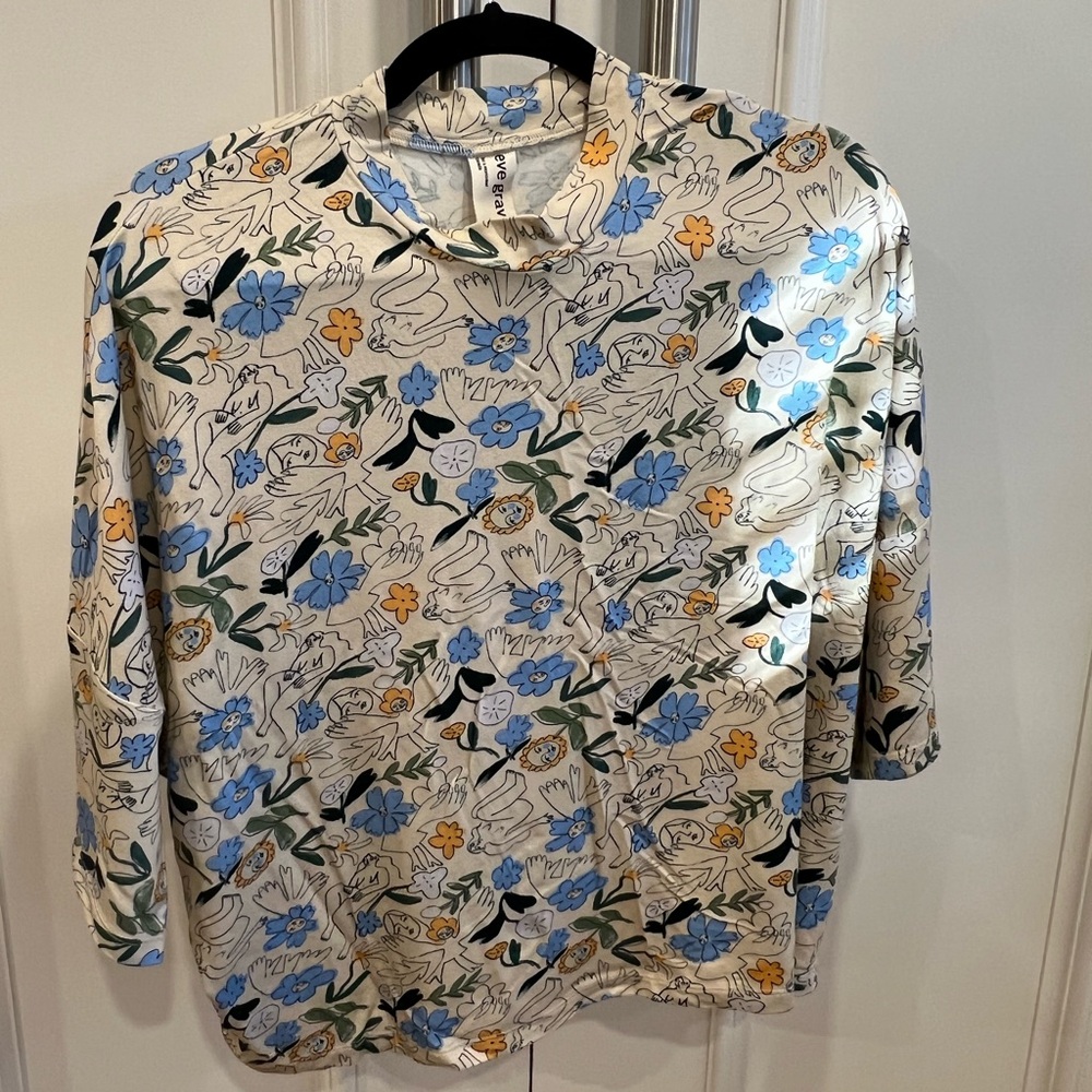 Like new. Eve gravel floral knit mock neck top.
